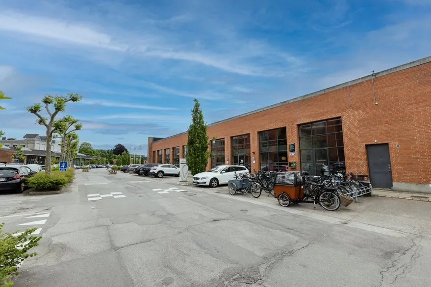 Välivaade - Modern Office with Atrium in Thrige Firkanten