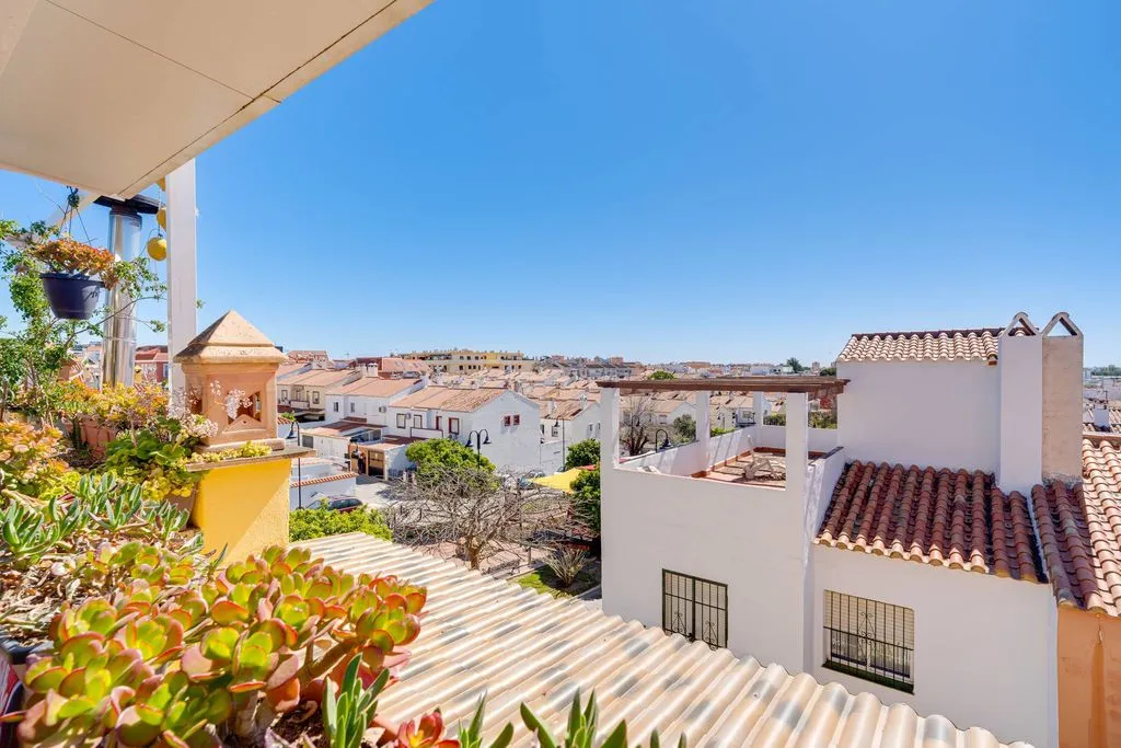 Terrasse - Corner Semi-detached with Pool in Las Lagunas