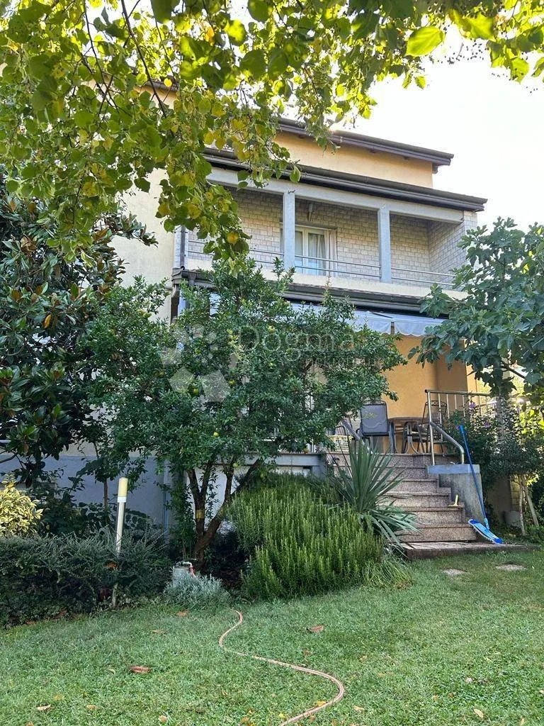 Jardin - Spacious Family House with Multiple Terraces in Valbandon