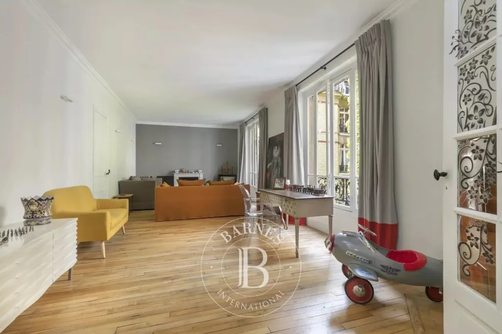 Séjour - Appartement avec Cheminée dans un Immeuble Ancien à Paris