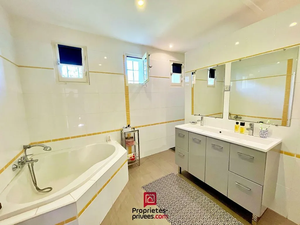 Salles de bain - Maison Luxueuse avec Piscine à Latresne