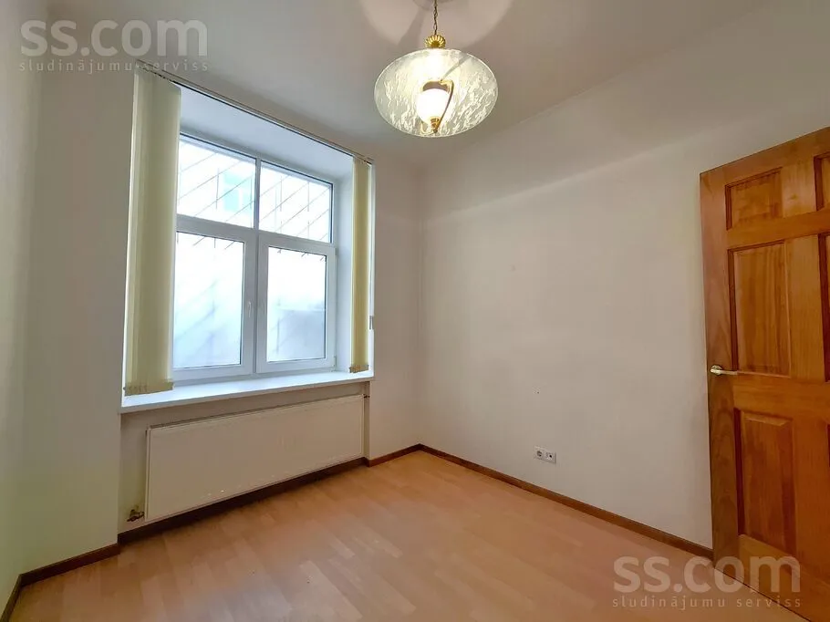 Pièces - Spacious 3-Bedroom Apartment in Quiet Centre, Riga