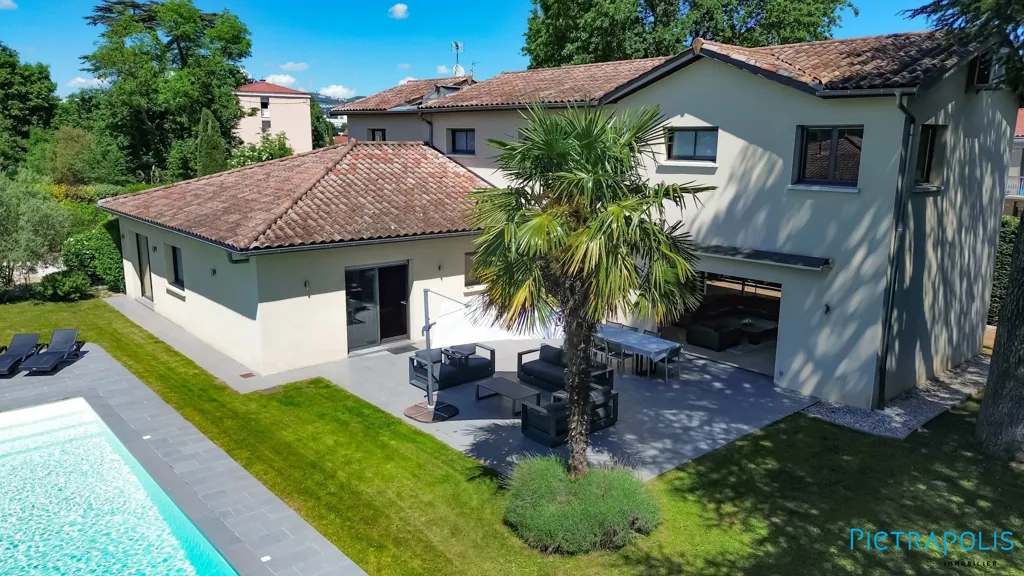 Vue aérienne - Propriété Contemporaine avec Piscine à Écully