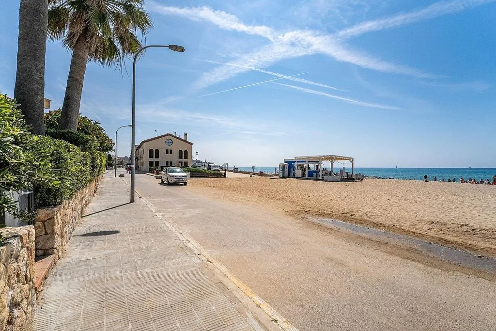 Seaside House with Terraces in Altafulla