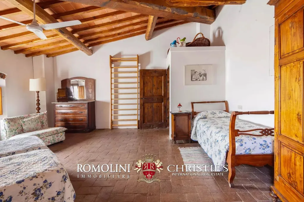 Bedrooms - Villa with Vineyard and Pool near Florence