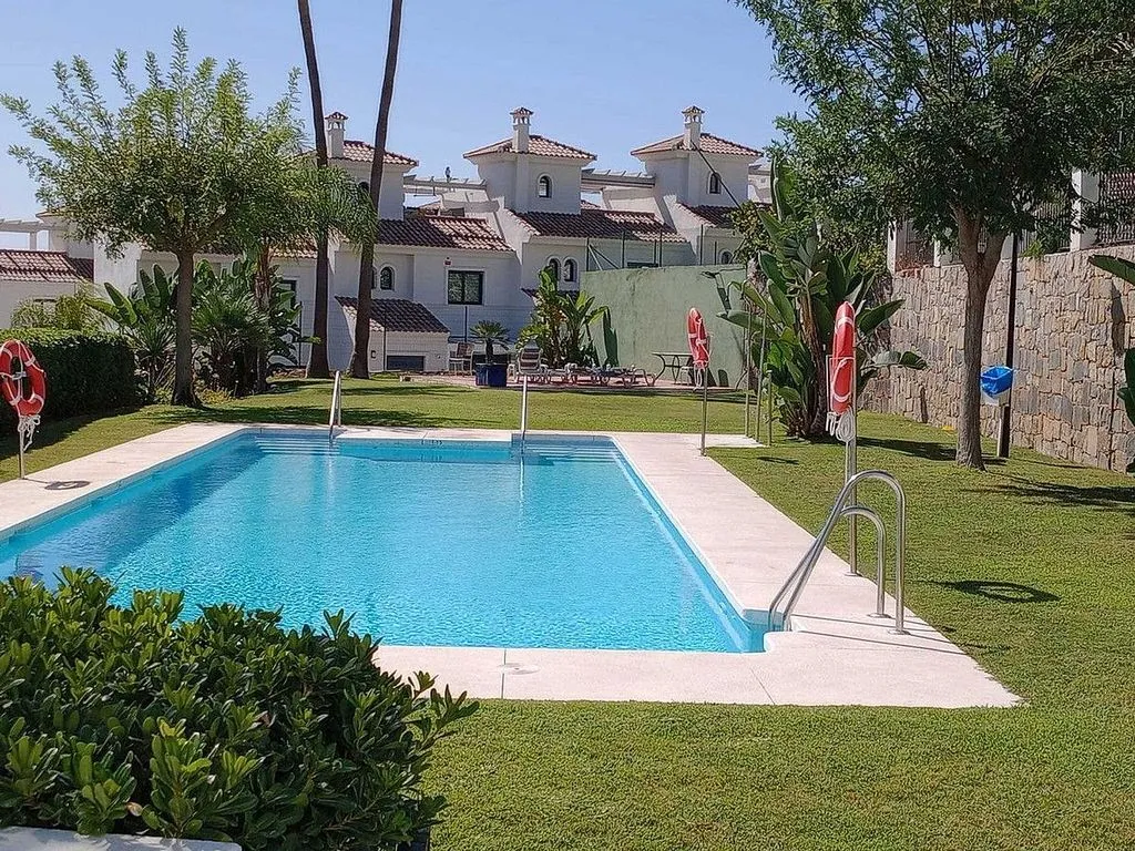 Bassein - Semi-detached House with Pool in Estepona