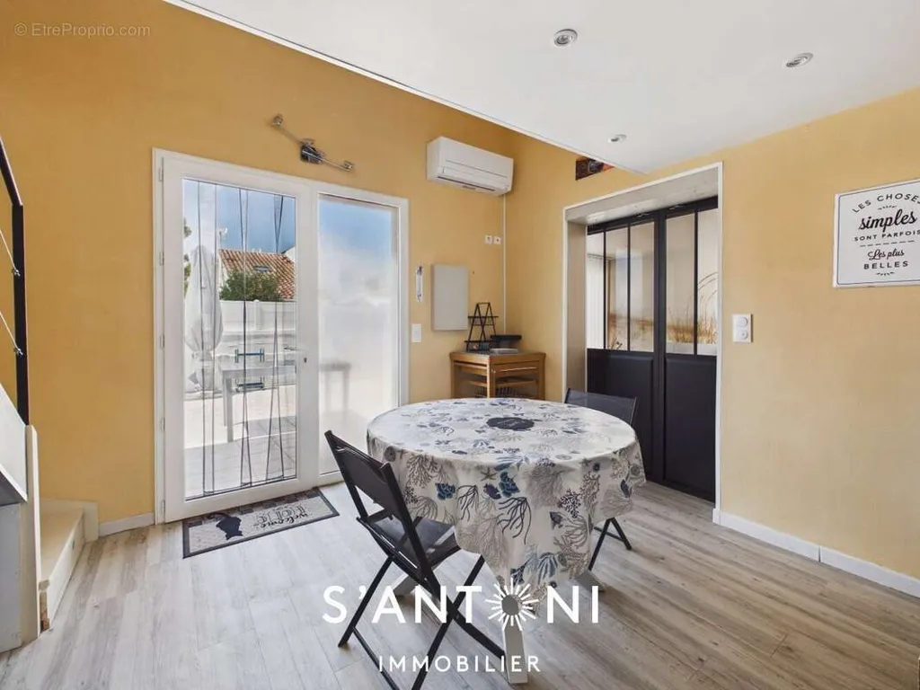 Salle à manger - Villa 3 Chambres avec Grande Terrasse près de la Plage