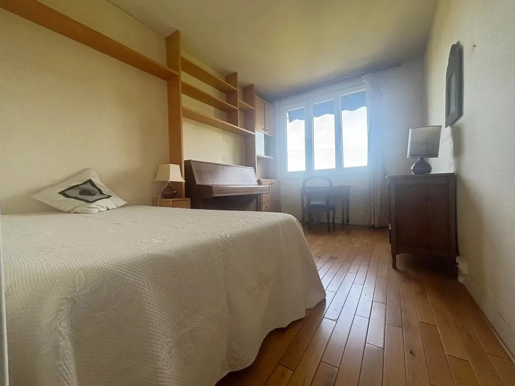 Magamistoad - Traversing Flat with Balcony in Prestigious Residence