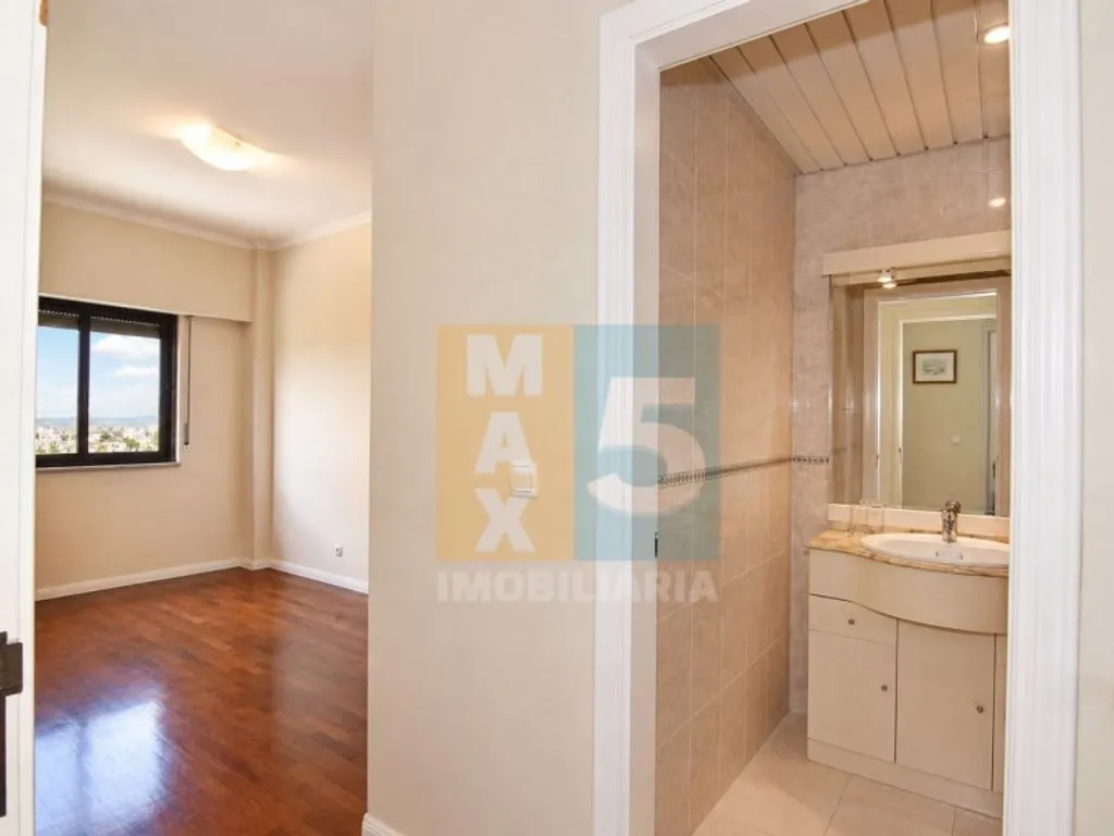 Vannitoad - Luxury Duplex Flat with Garage in Odivelas