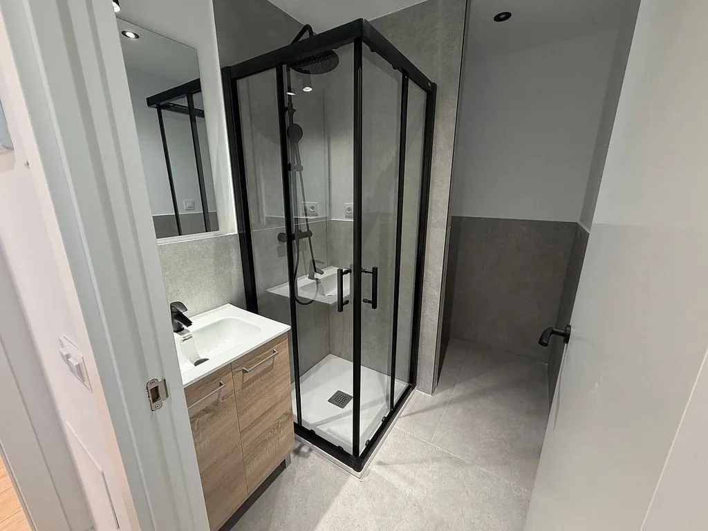 Salles de bain - Loft with Air Conditioning in Industrial North