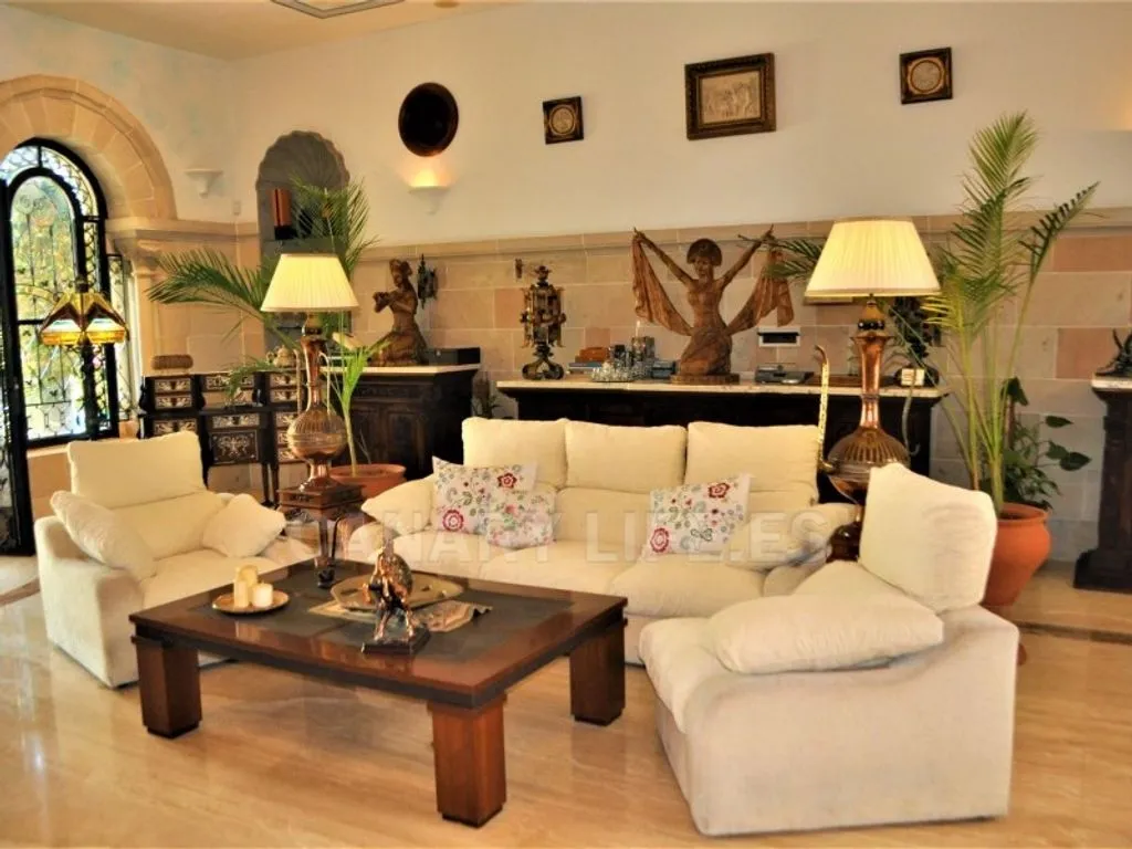 Séjour - Luxury Villa with Romanesque Features in San Bartolomé