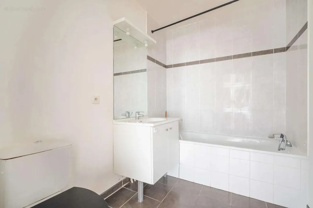 Bathrooms - 2-Bedroom Apartment with Balcony in Le Raincy