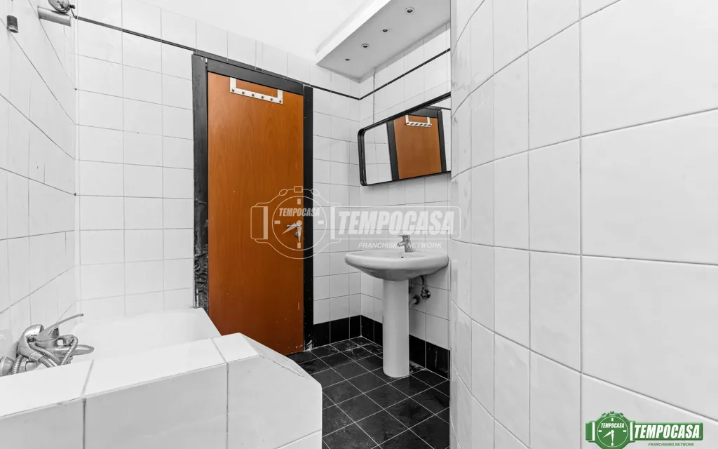 Salles de bain - Three-Bedroom Apartment in Historic Building, Milan