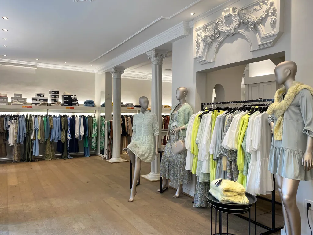 Pièces - Local Commercial avec Grandeur dans le Centre de Beringen