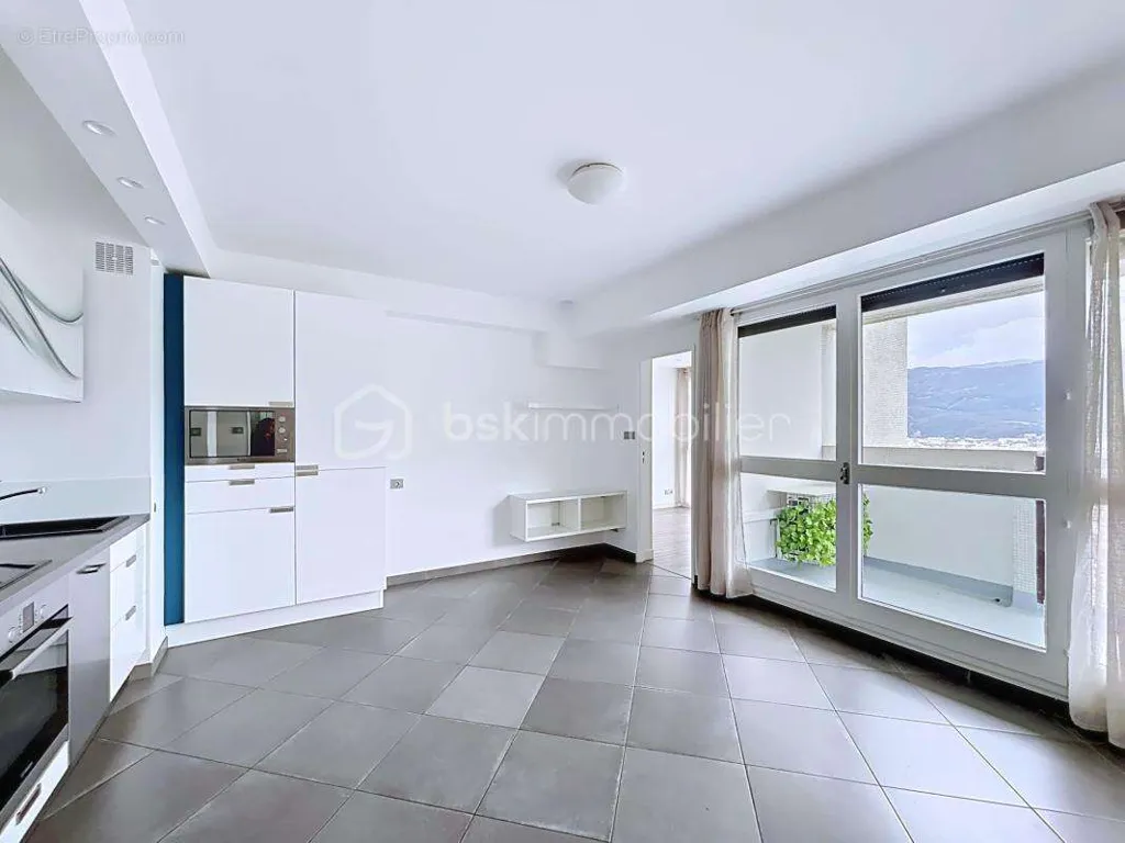 Köök - Renovated T2 with Panoramic View in Grenoble