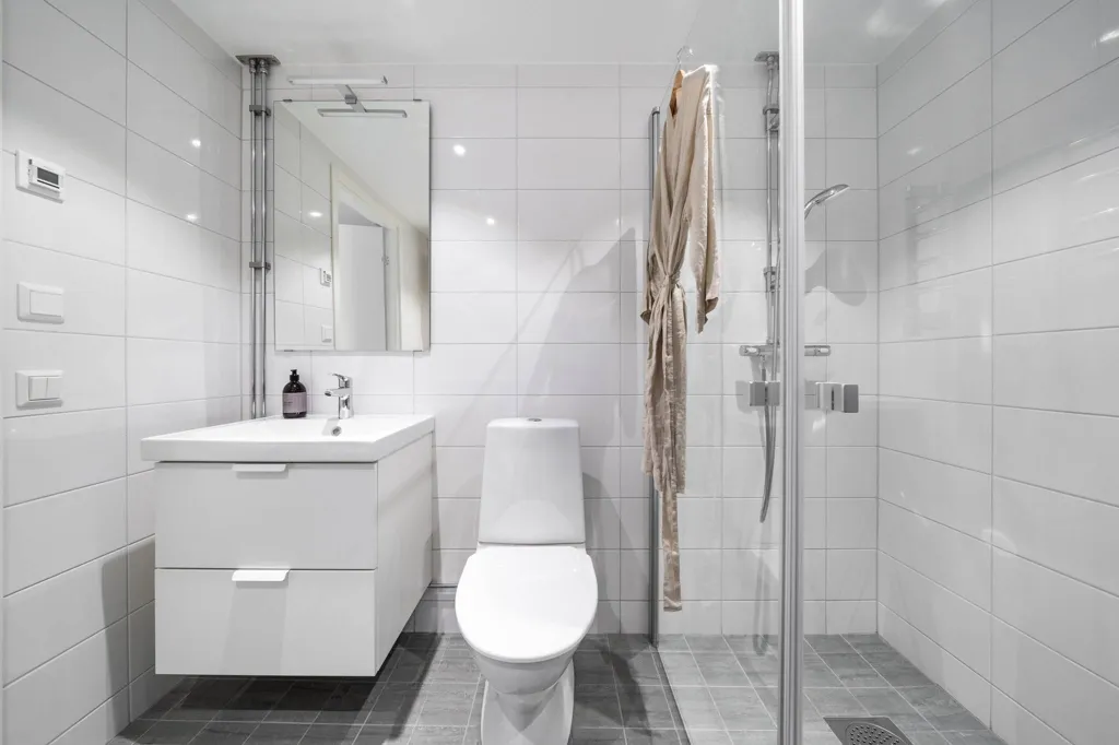 Salles de bain - Modern Apartment with Lakeside Terrace in Sollentuna