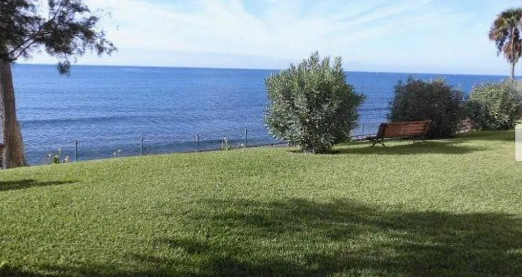 Aed - First-Line Beach Apartment with Pool in Ur Algaida