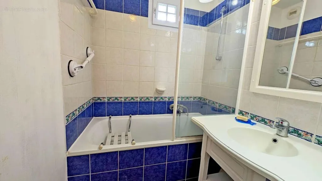 Salles de bain - Appartement en Rez-de-Jardin avec Jardin à Saint-Raphaël