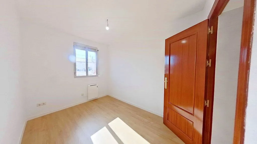 Toad - Three-Bedroom Flat with Ascensor in Puente de Vallecas