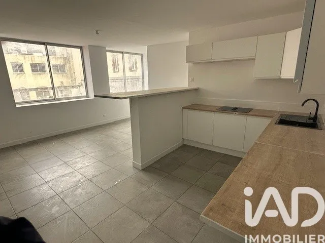 Kitchen - Refurbished 4-Piece Apartment in City Centre