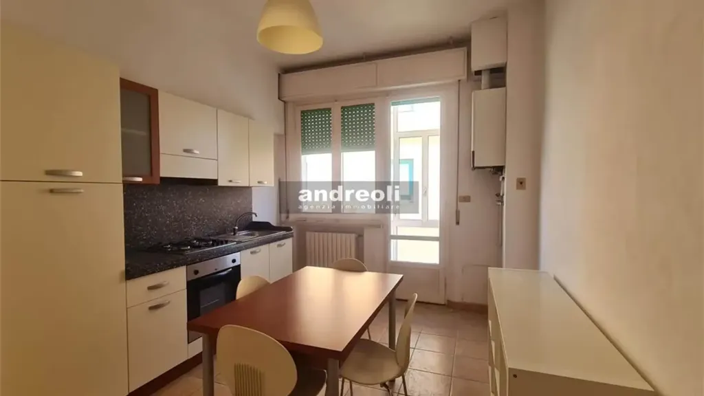 Cucina - Appartamento parzialmente ristrutturato con balcone a Jesi
