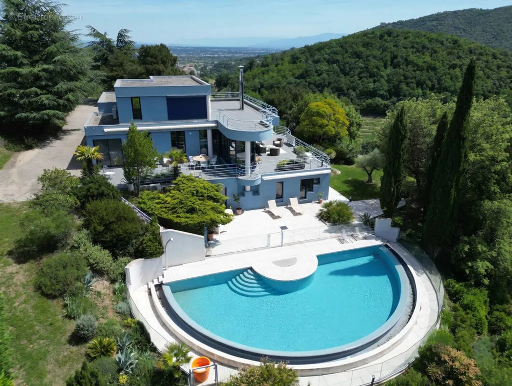 Vue aérienne - Villa Contemporaine avec Piscine et Vue Dégagée