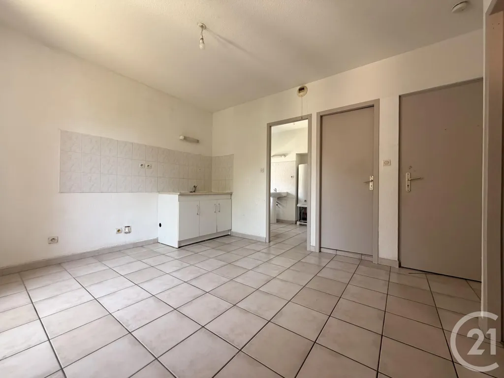 Toad - 2-Bedroom Flat in Corbelin Centre
