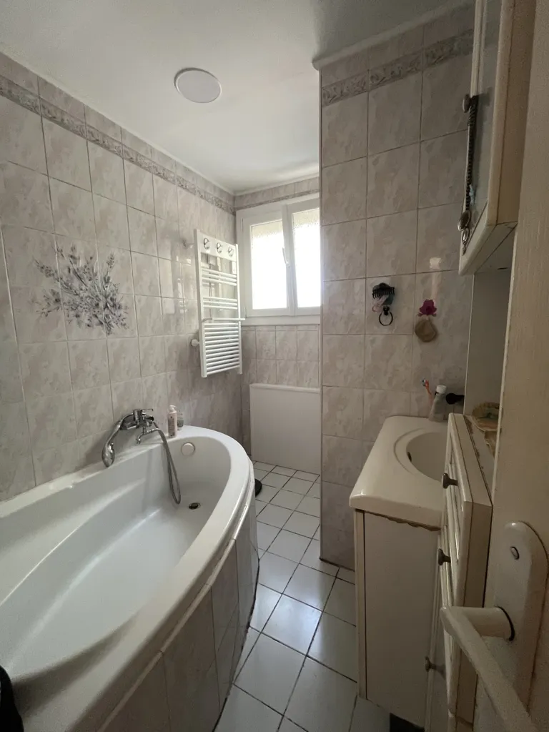 Bathrooms - 6-Bedroom House with Pool on Wooded Plot in Calm Area