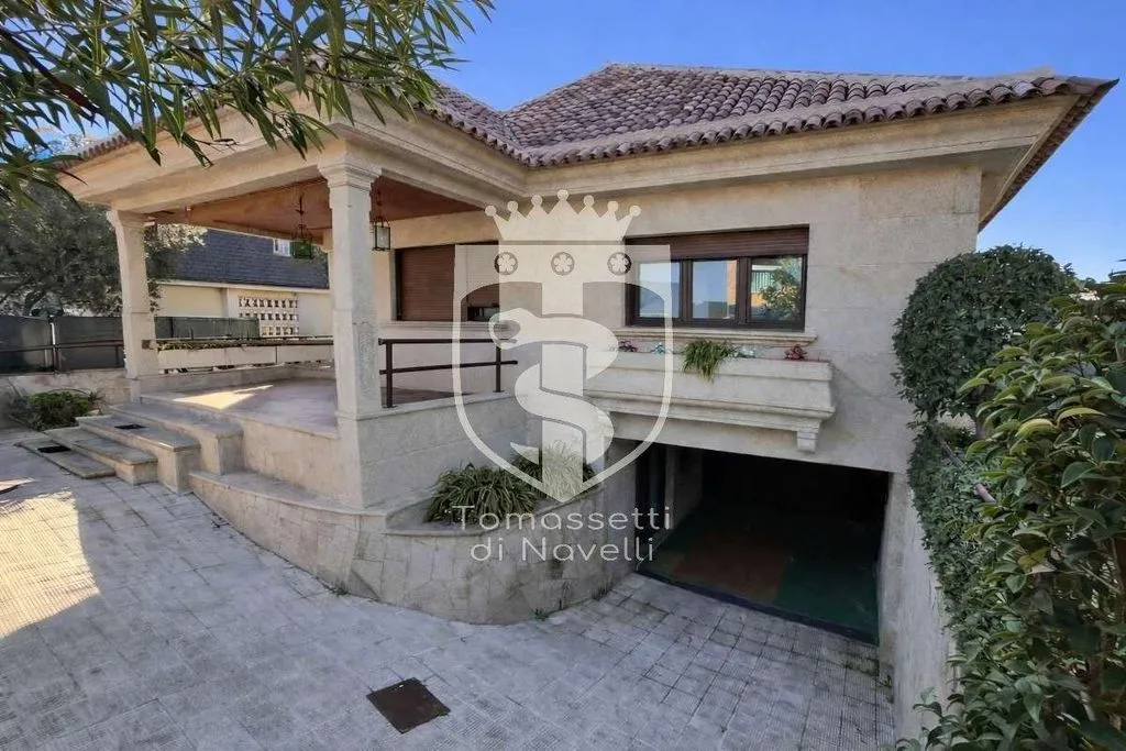 Välivaade - Detached House with Multiple Units in Torrelodones