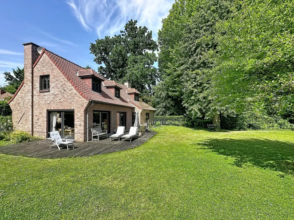 Aed - Architectural House with Garden in Croix