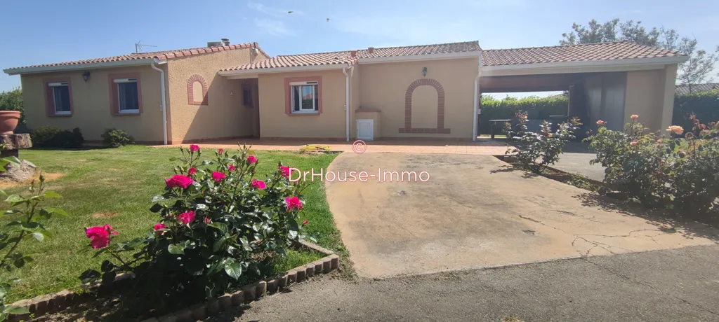 Exterior - Villa with Pool and Garden in Longages