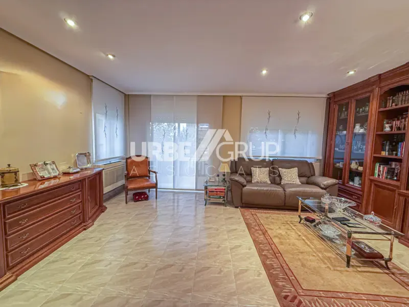Elutuba - Detached Corner House with Multiple Terraces in Martorell
