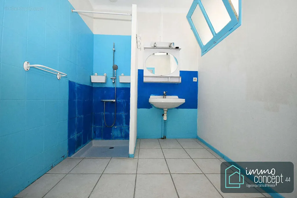 Bathrooms - Detached House with Garden in Bouaye