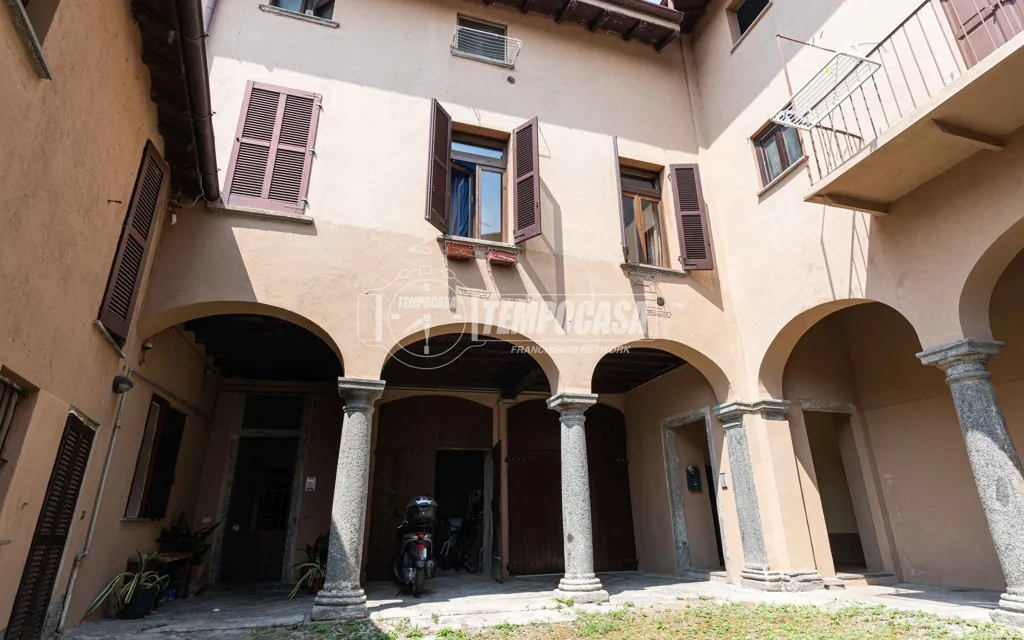 Giardino - Bright Trilocale with Loggia in Bosisio Parini