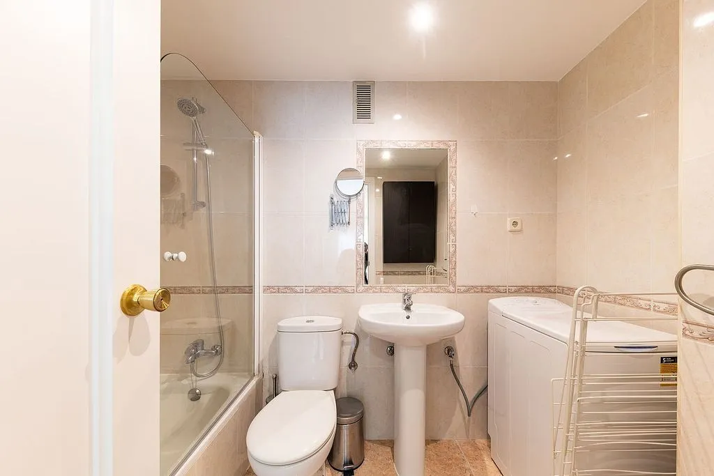 Salles de bain - Amueblé 1-Bedroom Flat with AC in Castellana