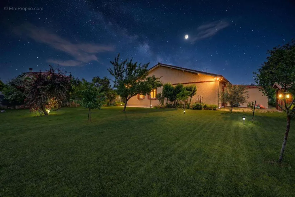 Aed - Villa with Cathedral Living Room in Roques