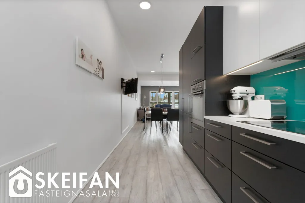 Cuisine - Bright 3-Bed Apartment with Balcony in Reykjavik