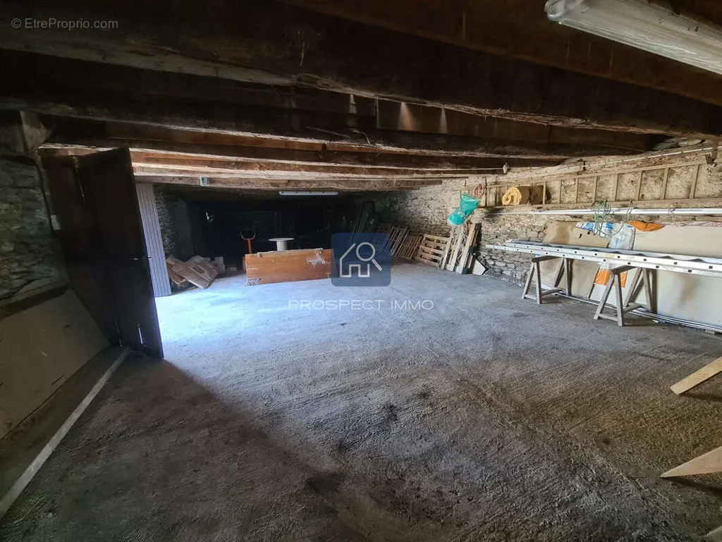 Garaaž - Spacious House with Barn in Village Centre