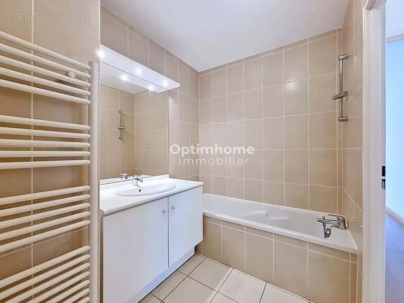 Vannitoad - 3-Bed Flat with Terrace in Carquefou Centre