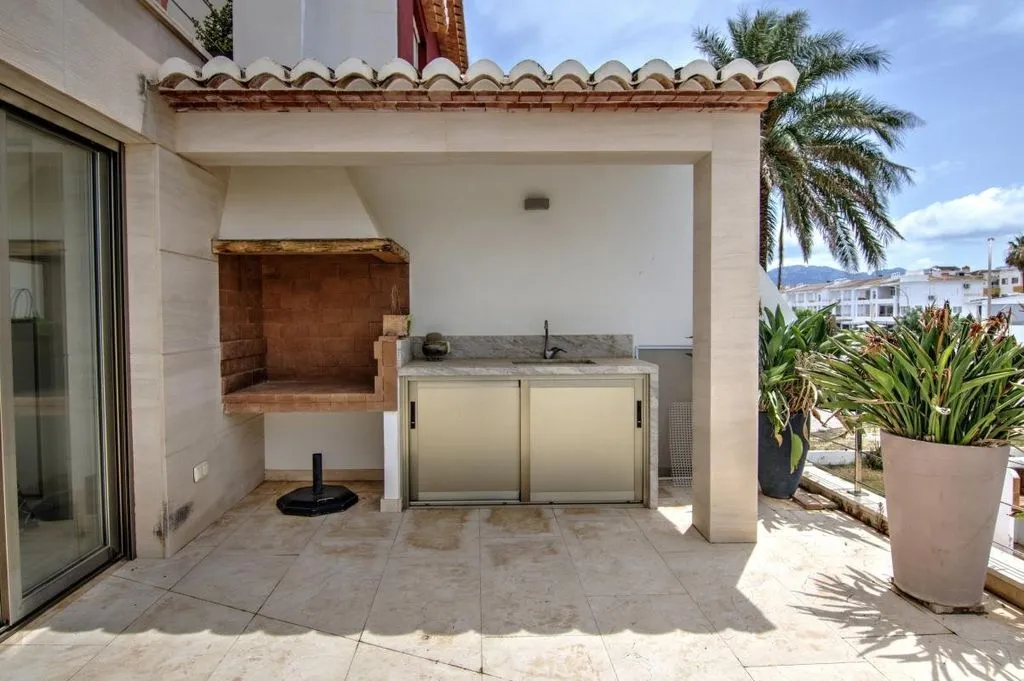Terrazza - Beachfront Villa with Sea Views in Oliva Nova