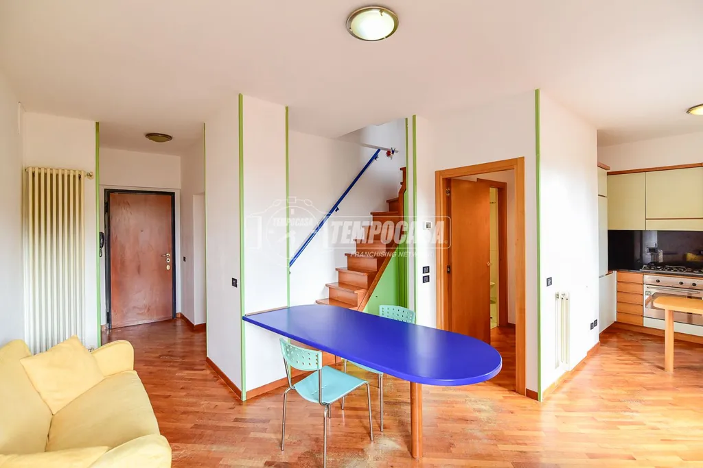 Elutuba - Two-Level Apartment with Balcony in Cantù