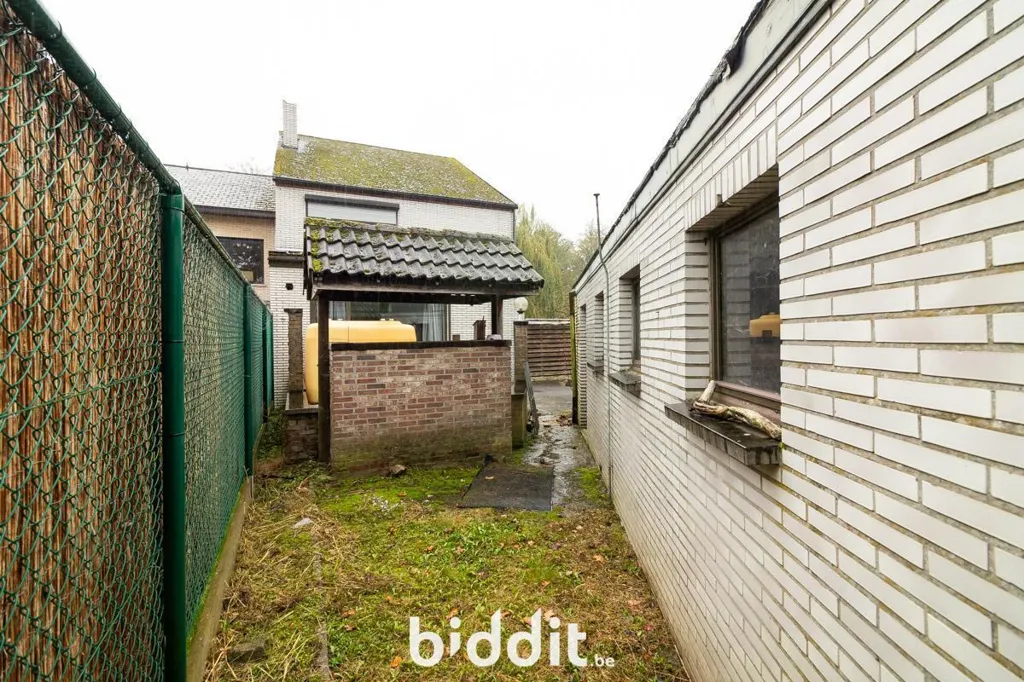 Aed - Renovatable House with Garage in Hasselt