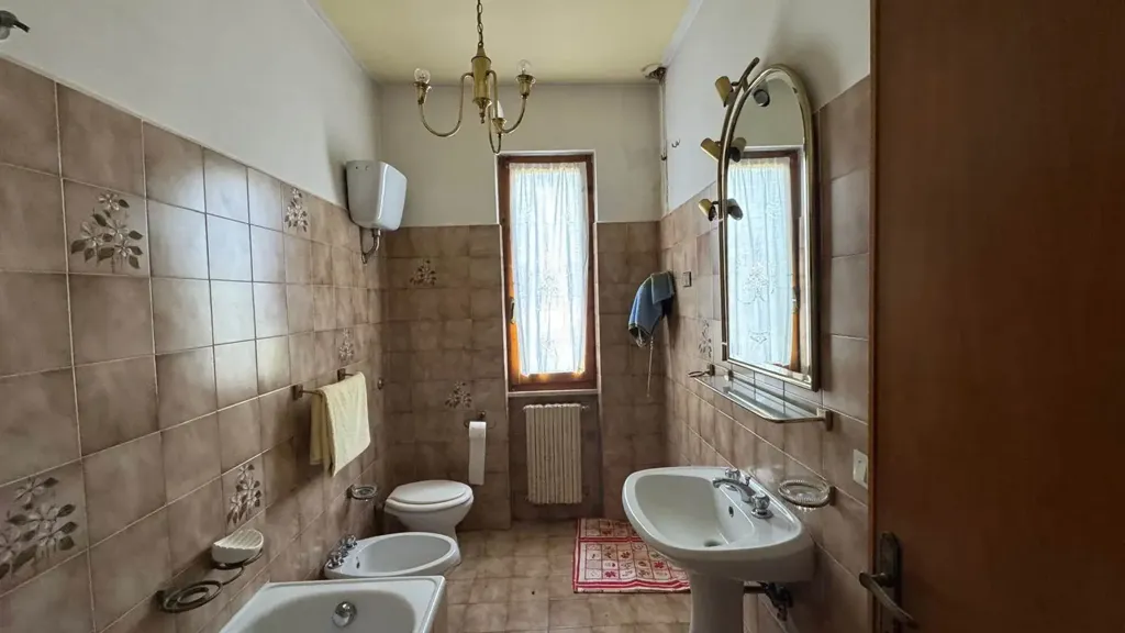 Salles de bain - Rustic Farmhouse with Lake View in Santa Luce