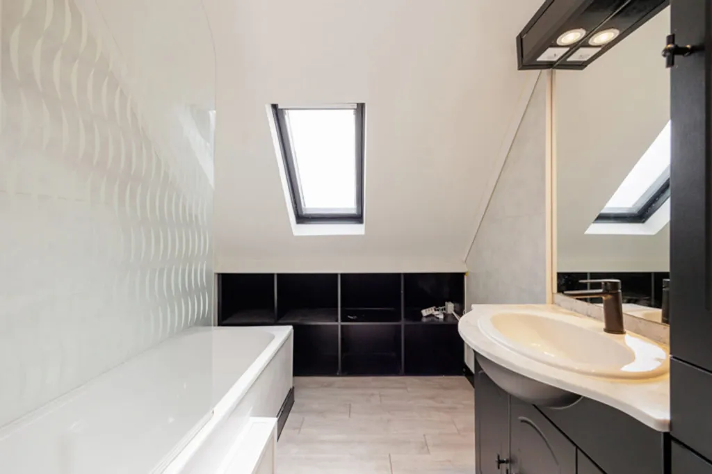 Salles de bain - Maison avec 2 Appartements et Terrasse à Herentals