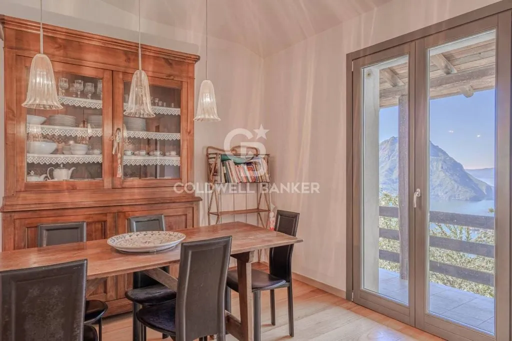 Salle à manger - Panoramic Villa with Private Park in Costa Volpino
