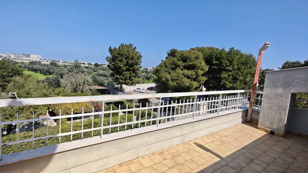 Rõdu - Four-Bedroom Apartment with Garden in Bari