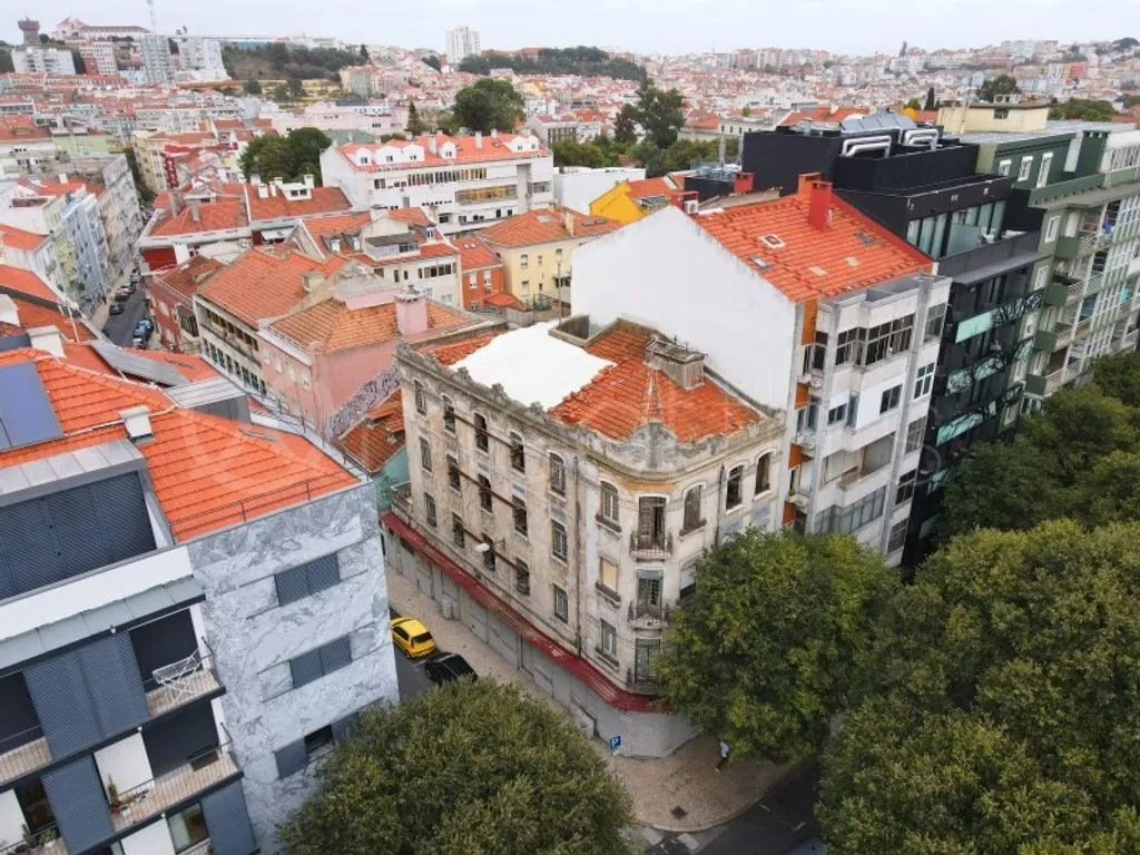 Vue aérienne - Building for Rehabilitation in Estefania, Lisbon