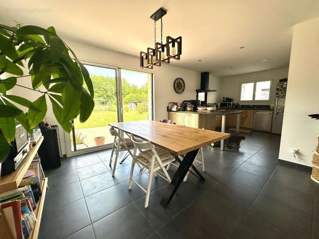 Salle à manger - Maison de Plain-Pied avec Terrasses à Cudos