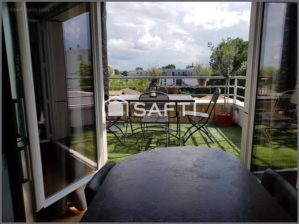 Rõdu - Attic Apartment with Terrace in Mérignac Centre