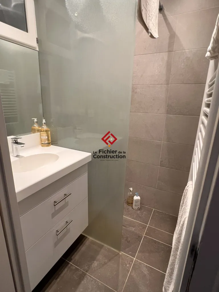 Salles de bain - Maison Familiale avec Piscine à Saint-Ismier